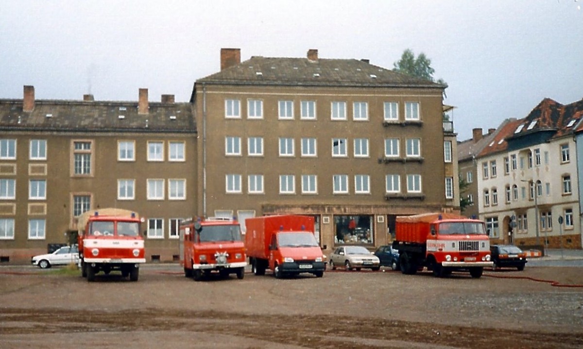 Verschiedene Feuerwehrfahrzeuge (Robur, W50, Ford Transit und alter Mercedes) präsentierten sich 1996 (Scan) bei einer Ausstellung auf dem August-Bebel-Platz in Nordhausen