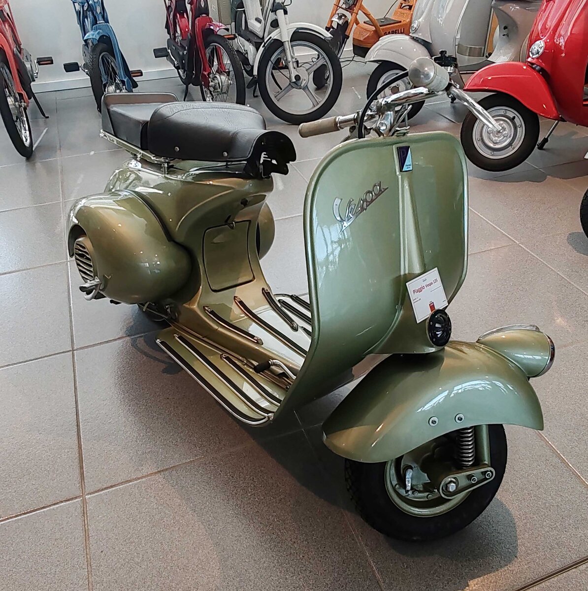 =Vespa 125, Bj. 1948, ausgestellt im Museo Nicolis in Verona, 09-2025