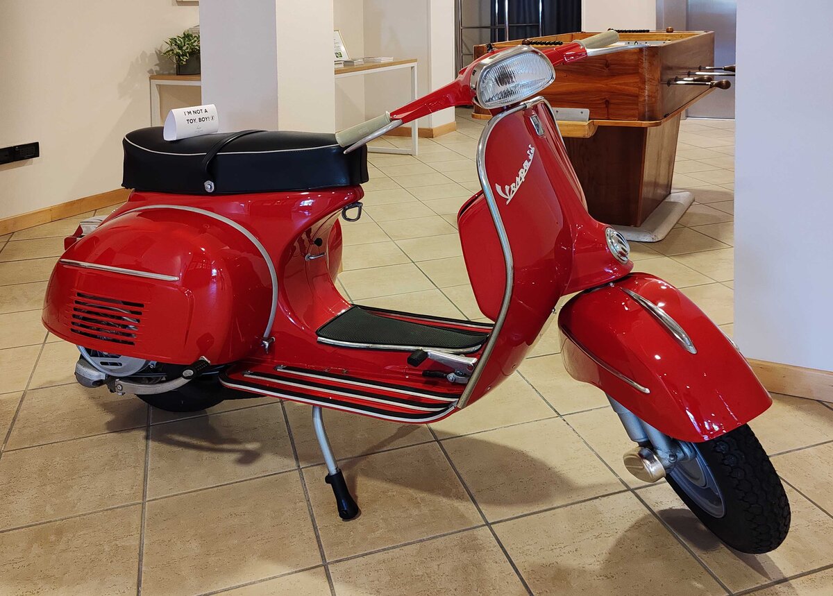 =Vespa, ein Ausstellungsstück vom Hotel LUISE in Riva del Garda, 09-2025
