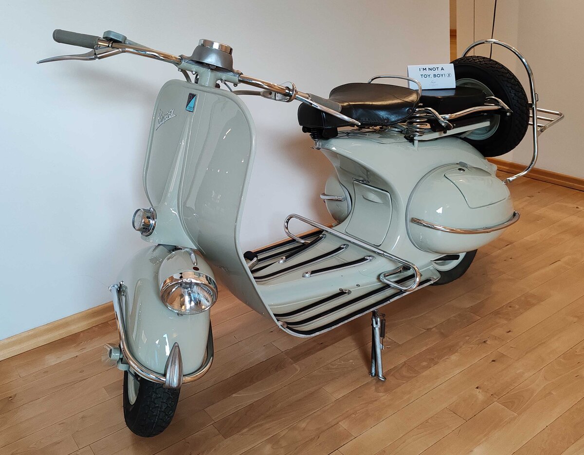 =Vespa, ein Ausstellungsstück vom Hotel LUISE in Riva del Garda, 09-2025