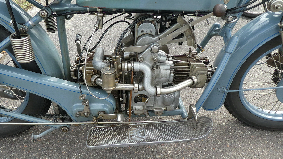 Victoria Motorrad KR6 A von 1927. 2-Zylinder, 4-Takt-Boxer Motor. 596ccm mit 18PS (13,4kW9. 3 Gänge. Vmax ca. 110km/h. Ein Leckerbissen ist die Zylinderanordnung in Längsachse. Foto: AVUS 100, 24.09.2021
