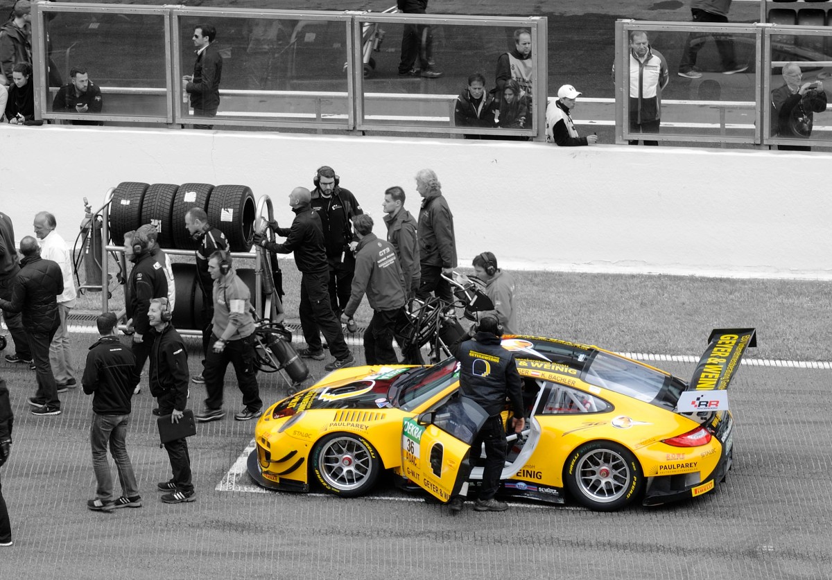 Viel los beim Porsche 911 GT3 R, von GW IT Racing Team Schütz Motorsport in der Startaufstellung ca.5 Minuten vor Rennbeginn des ADAC GT Master am 20.6.2015 in Spa Francorchapms. Colorkey 
