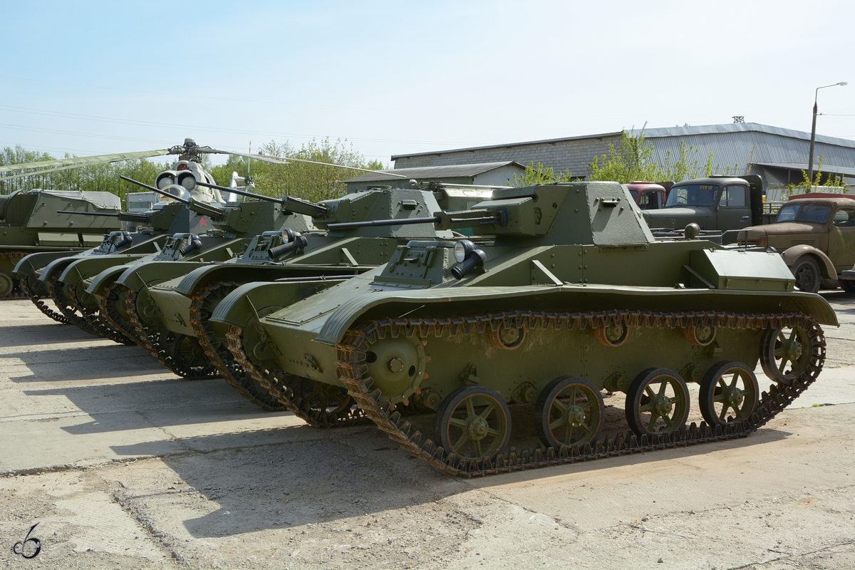 Vier amphibische leichte Spähpanzer T-60 im Technikmuseum Vadim Zadorozhny (Moskau, Mai 2016)