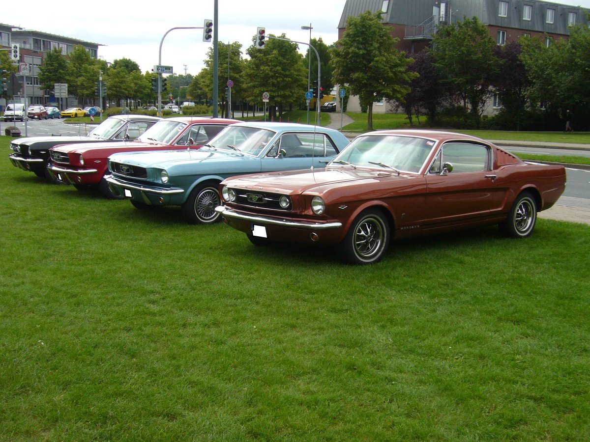Vier Ford Mustang 1 des Modelljahres 1966 in einer Reihe. 14. US-cartreffen am 29.07.2017 am CentroO.