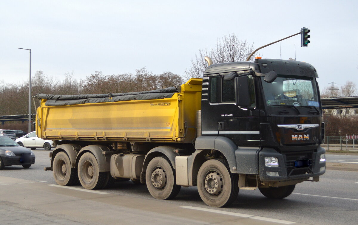 Vierachsiger MAN TGS 35.430 Kipper am 03.02.22 Berlin Marzahn.