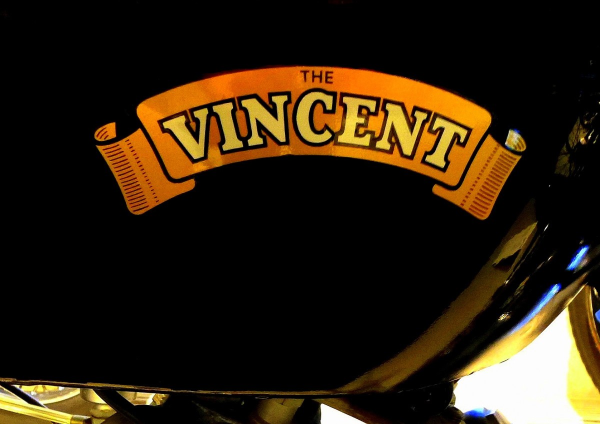 Vincent Engineers Ltd., Tankaufschrift am Oldtimer-Motorrad  Comet , Baujahr 1950, die englische Firma produzierte bis 1956, Jan.2015