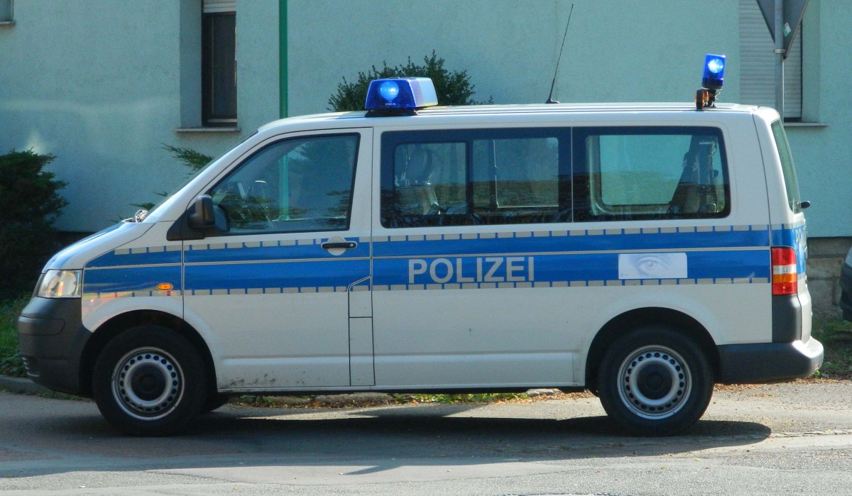 Volkswagen T5 im Dienst der Polizei Sachsen-Anhalt am 05.10.2014 in Lützen.