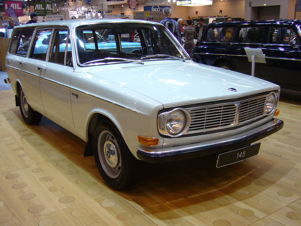 Volvo 145. 1966 - 1974. Der 145 war das Kombimodell der 140´er Baureihe. Der Wagen mit einem eHubraum von 1778 cm³ konnte wahlweise mit 75 PS oder 100 PS geordert werden. Techno Classica Essen am 09.04.2016.