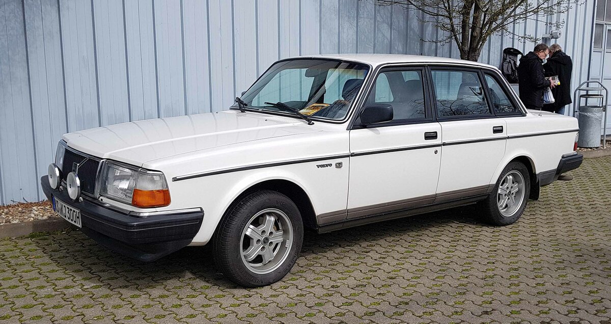 =Volvo 240, ausgestellt auf der Freifläche der Technorama Kassel im März 2023