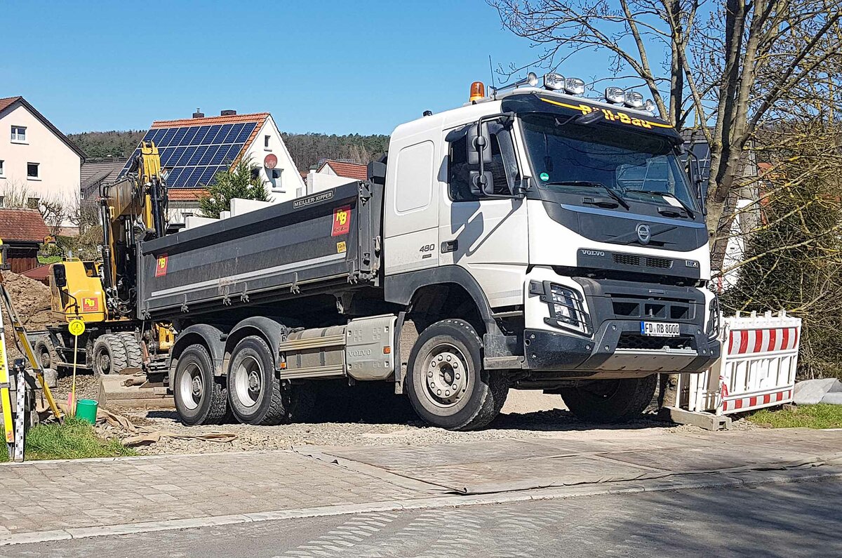 =Volvo 480-Kipper von RÖLL-Bau steht auf einer Baustelle in Petersberg-Marbach im April 2023