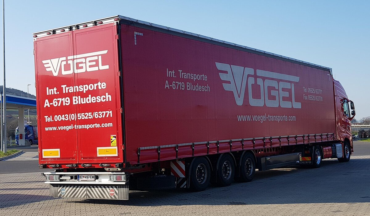 =Volvo 500 von VÖGEL-Transporte steht zur Fahrerpause an der A 7
