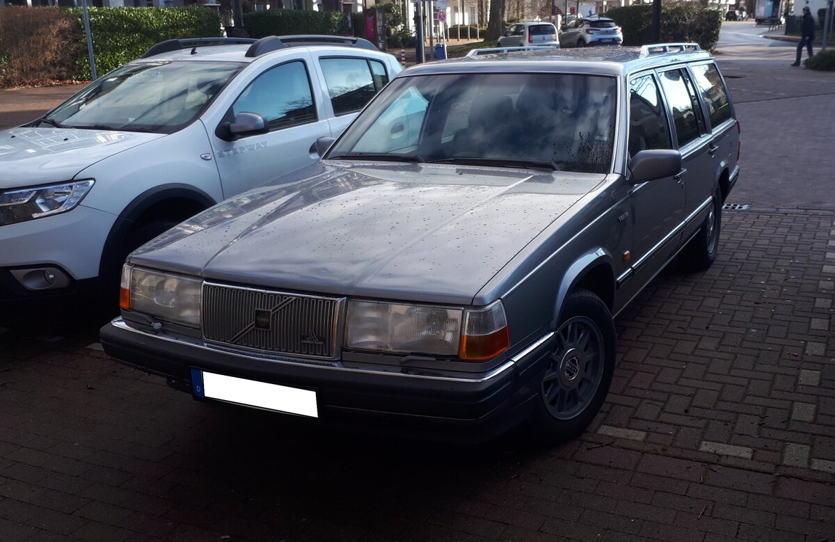 Volvo 760 Kombi der zweiten Baureihe, also von 1987 bis 1990. Die so genannte 700´er Serie von Volvo löste im Jahr 1980 die in die Jahre gekommene Modellreihe 200 ab. Wie bei Volvo üblich, wies die zweite Ziffer in der Modellbezeichnung auf ein  Fahrzeug mit Sechszylindermotor hin. Der Sechszylinderreihenmotor hat einen Hubraum von 2.4 Litern und leistet 156 PS. Mülheim an d Ruhr-Saarn am 04.02.2026.