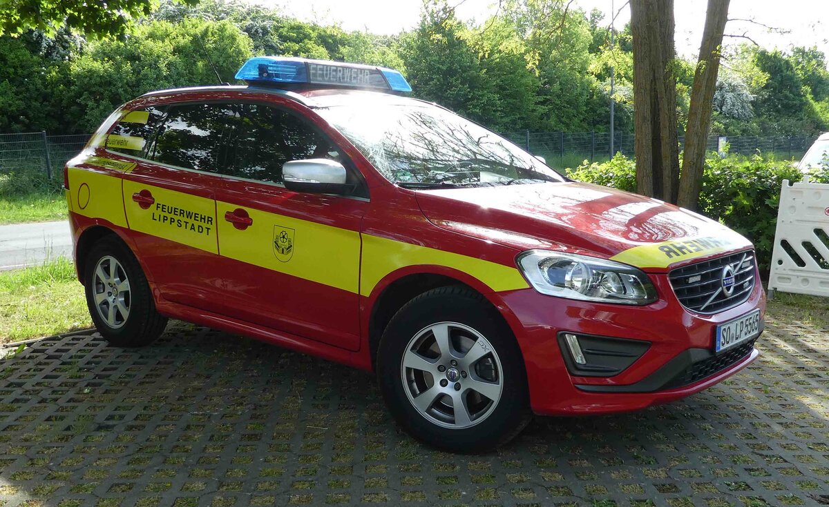 =Volvo als Kommandowagen der Feuerwehr LIPPSTADT, gesehen auf dem Parkplatz der RettMobil im Mai 2022