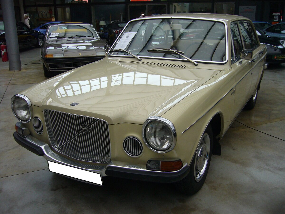 Volvo B30 in der Modellbezeichnung 164 genannt. Er wurde auch der  schwedische Mercedes  genannt. Seit August 1968 hatte die Marke Volvo auch wieder ein Sechszylinderauto im Programm. Das neue Spitzenmodell nannte sich 164, was so viel bedeutet wie Serie 1, 6 Zylinder und 4 Türen. Beim näheren Hinsehen präsentiert sich das Modell als geschicktes Spiel mit den vorhandenen Komponenten der Baureihe 140. Beim Motor handelt es sich um einen um ein um zwei Zylinder verlängerten B20 Motor. Der um zehn Zentimeter verlängerte Radstand kam ausschließlich dem Motorraum zugute. Der hier gezeigte, frühe 164, lief 1969 vom Band. Der Sechszylinderreihenmotor hat einen Hubraum von 2979 cm³ und leistet 130 PS. Die Höchstgeschwindigkeit gab man in Göteborg mit 170 km/h an. Ein solches Auto mit Automaticgetriebe kostete im Jahr 1969 in Deutschland mindestens DM 18.000,00. Ab dem Jahr 1973 war dieses Modell nur noch als 164E mit einer Bosch-D-Jetronic Einspritzung lieferbar. Classic Remise Düsseldorf am 26.02.2024. Classic Remise Düsseldorf am 26.02.2024.