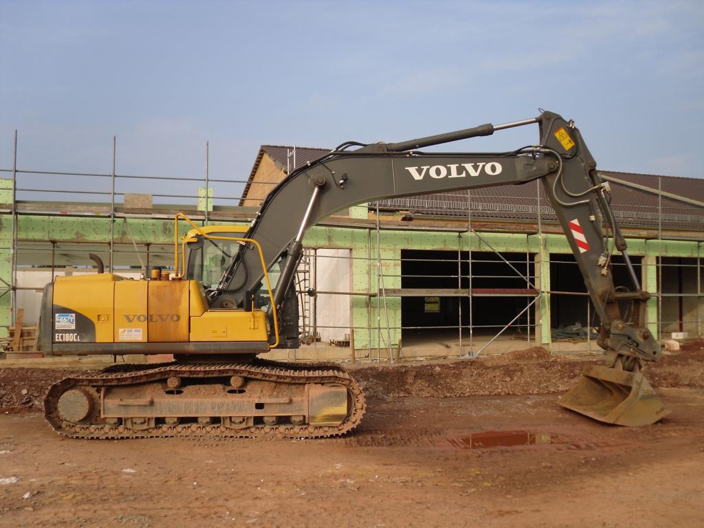 Volvo EC 180C L am 20.09.2009 in einem Neubaugebiet in Schweich