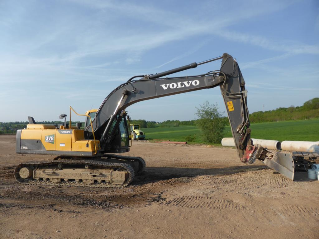 Volvo EC 220D L (Baujahr 2012, zul. Gesamtgewicht 24.080 kg, Leistung 129 kW) auf einer Baustelle in der Nähe von Fließem, 14.05.2015