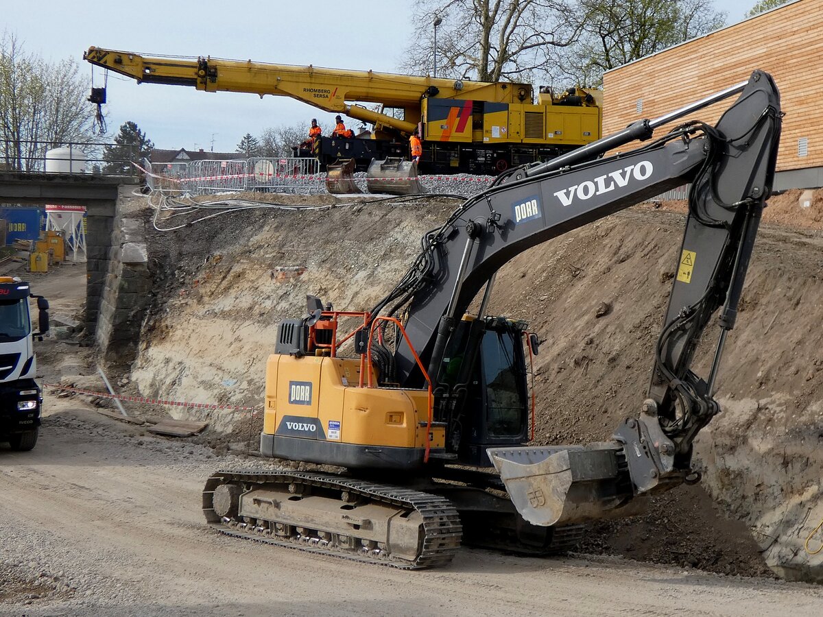 VOLVO ECR235ELein Raupenbagger, im Einsatz für eine Bahn-Straßenbaustelle nächst dem Bhf. Ried ;260409