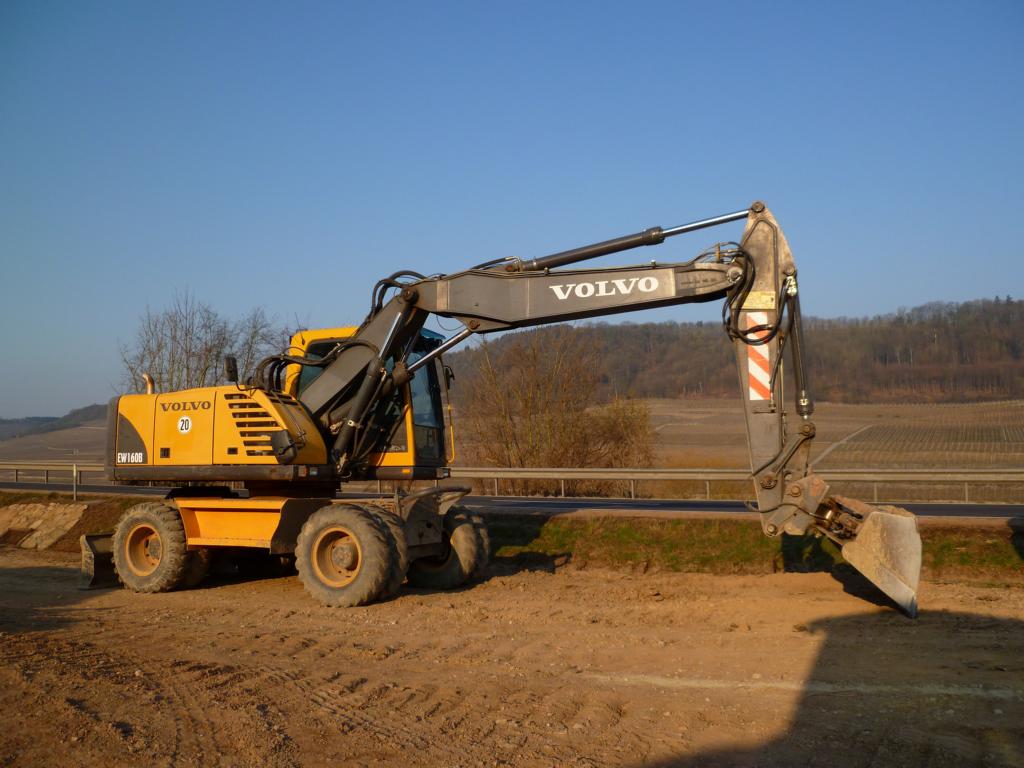 Volvo EW 160B auf einer Baustelle an der B419 zwischen Nittel und Rehlingen, 07.04.2013