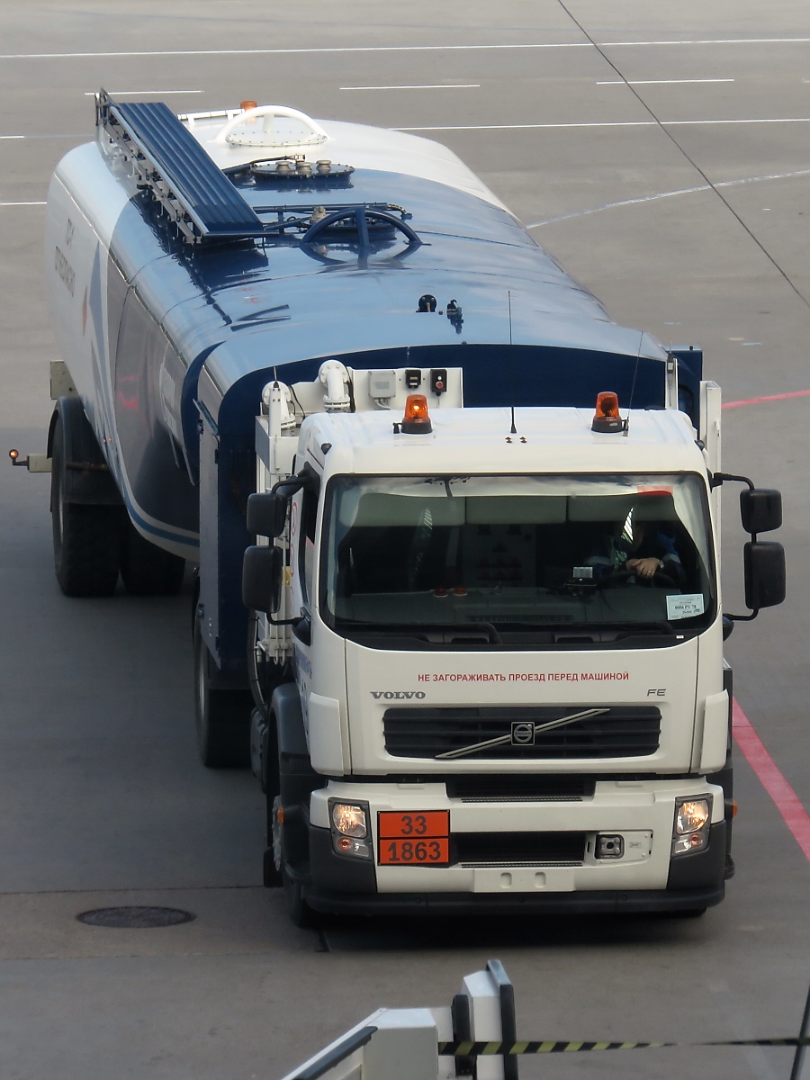 Volvo FE mit Tankauflieger auf dem Аэропорт Пулково (Flughafen Pulkovo, LED), 21.7.17