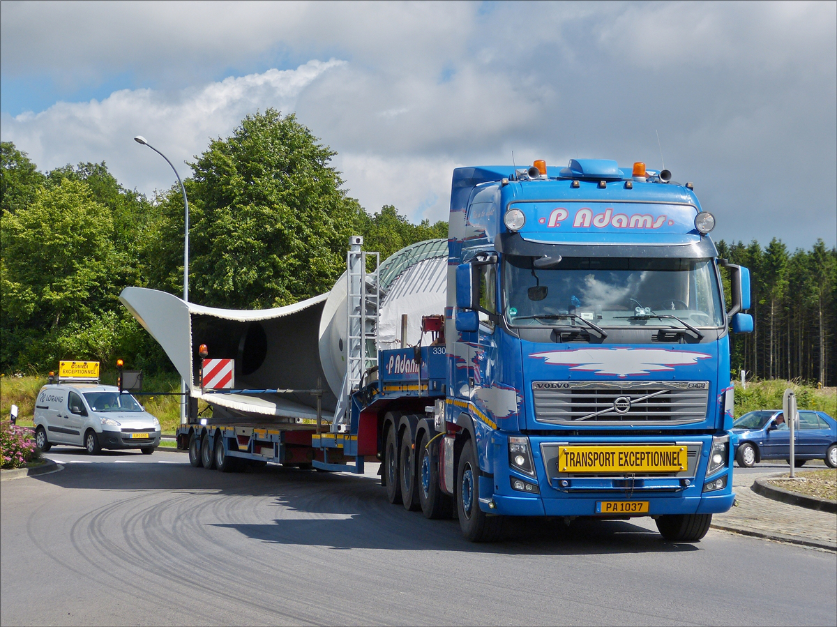 Volvo FH 16 Schwerlasttransport mit 4 Achsiger Zugmachine, beladen mit Teilen einer Windkraftanlage, bewegt sich im Krichgang durch einen Kreisverkehr im Norden von Luxemburg. 13.07.2016