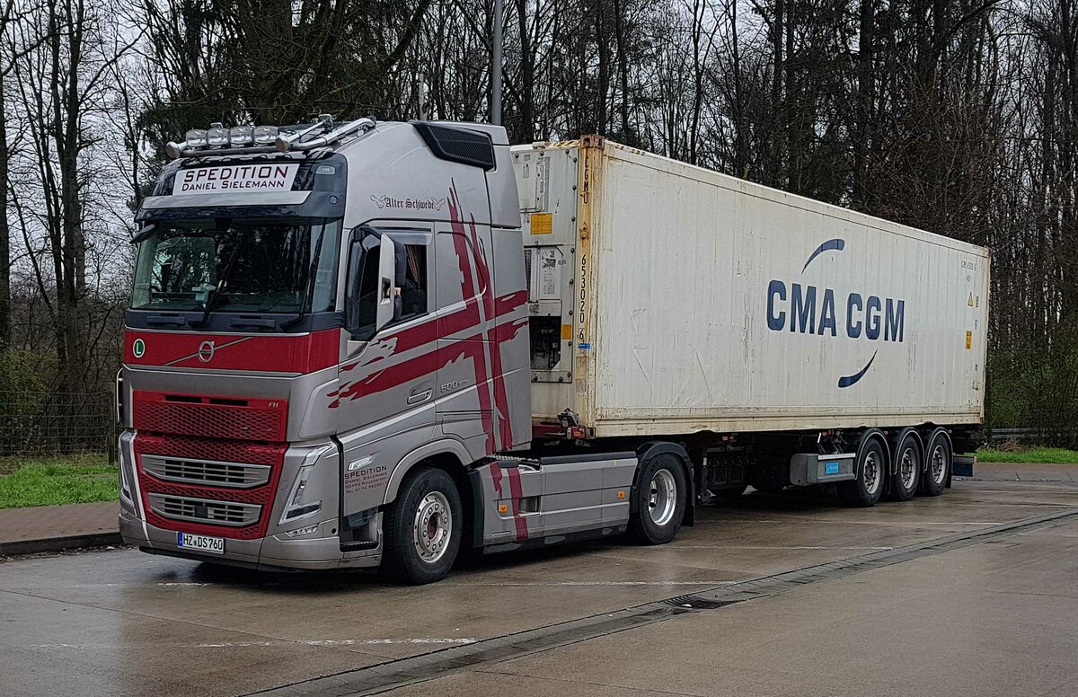 =Volvo FH 500 der Spedition Daniel SIELEMANN, unterwegs mit einem Container von CMA CGM, rastet im April 2023 an der A 7
