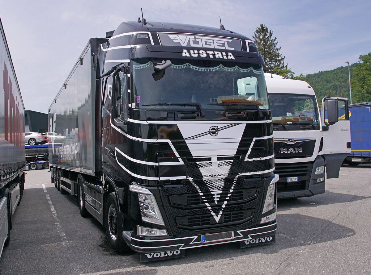 Volvo FH am 22.05.2022 in Pinsnang (Österreich).