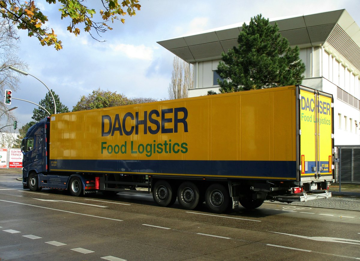 Volvo FH der Fa.Dachser am 02.11.2017 in Berlin-Charlottenburg.