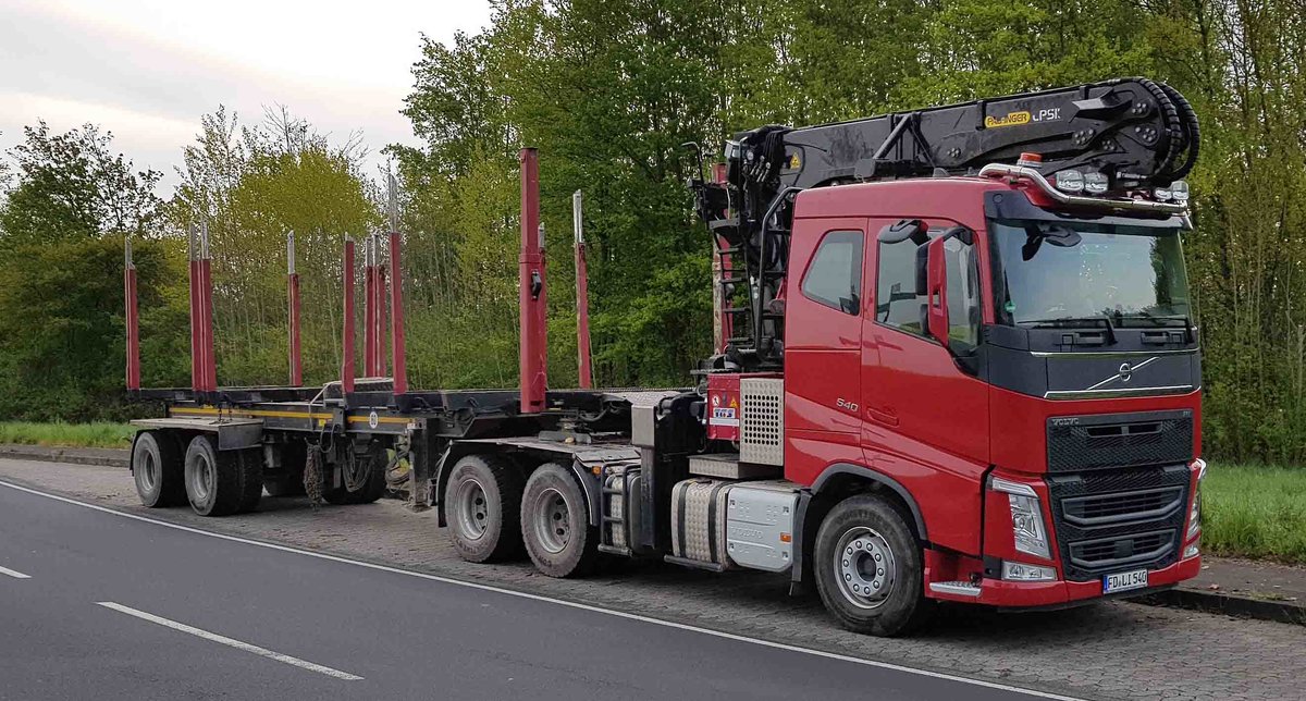 =Volvo FH-Holztransporter steht im April 2019 in Fulda