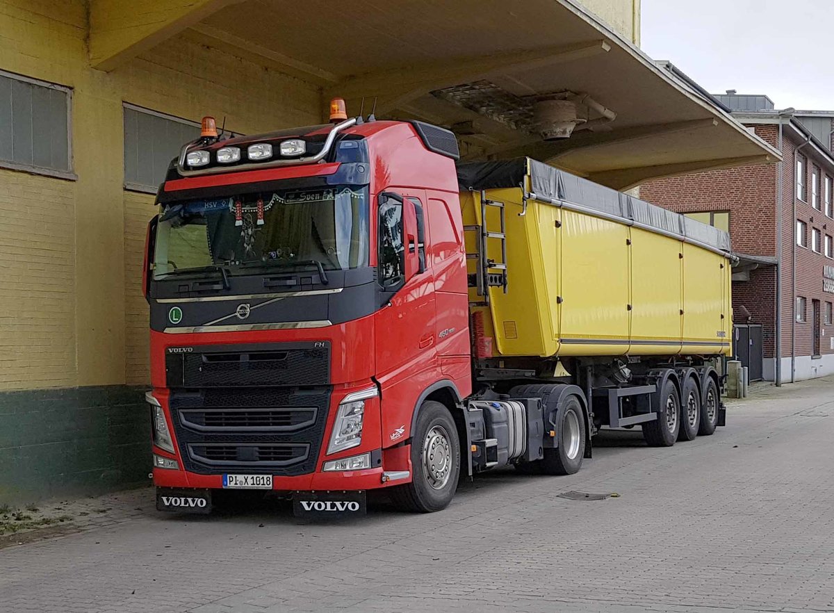 =Volvo FH-Kippersattelzug steht im Mai 2019 im Hafengebiet von Rendsburg