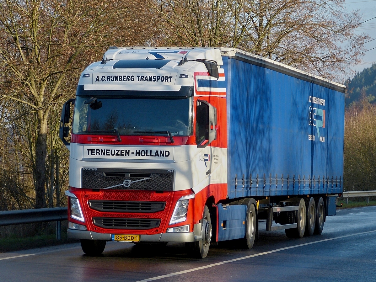 Volvo FH Sattelzug, aufgenommen am 20.12.2013.