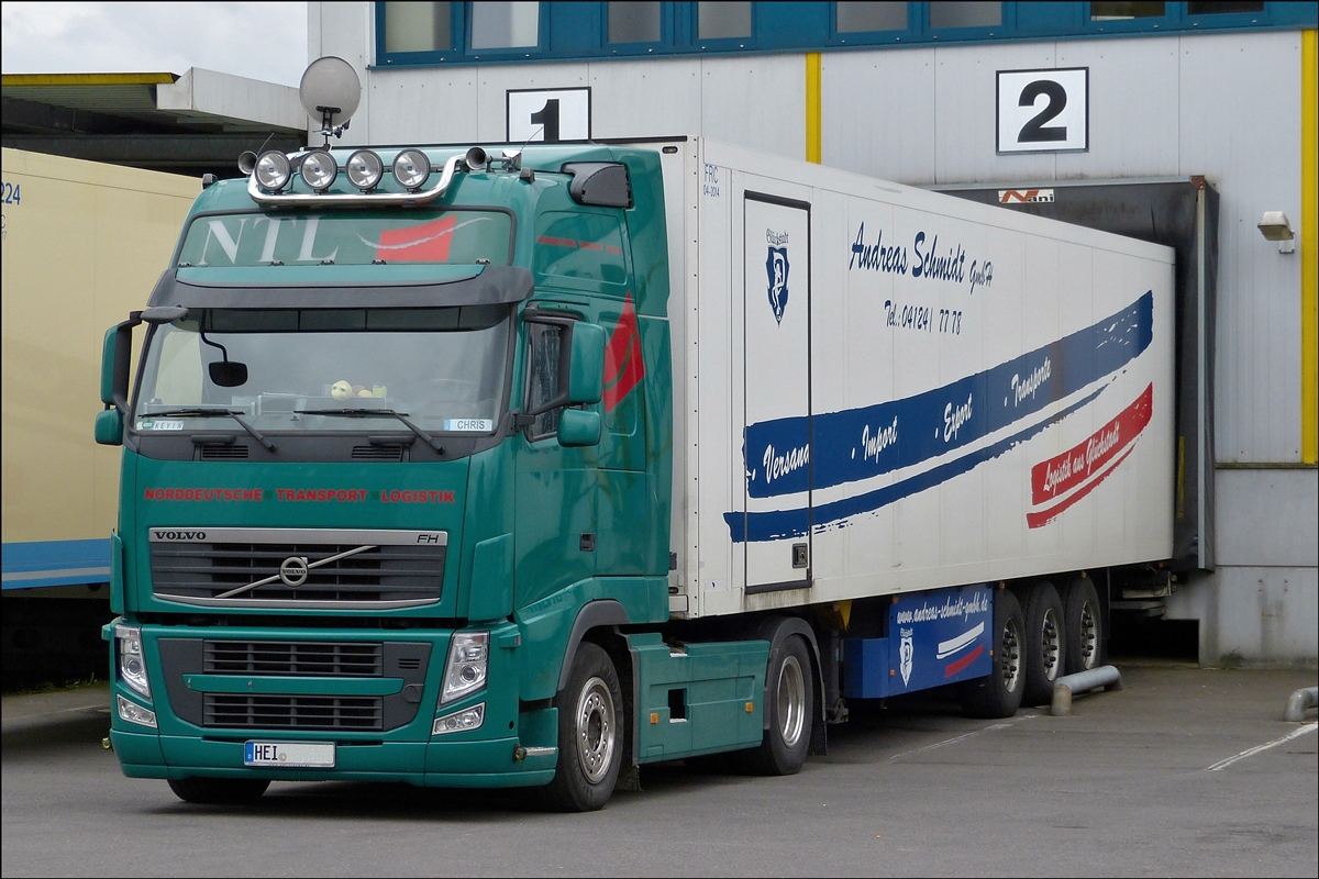 Volvo FH Sattelzug steht an einer Verladerampe zum Ent- und Beladen.  22.03.2014