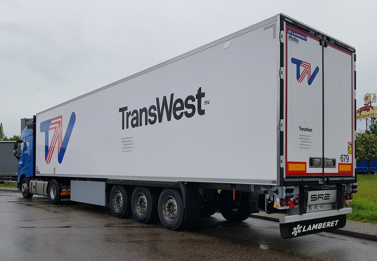 =Volvo FH-Sattelzug von TRANS WEST steht auf der Rastanlage Bruchsal, Mai 2021