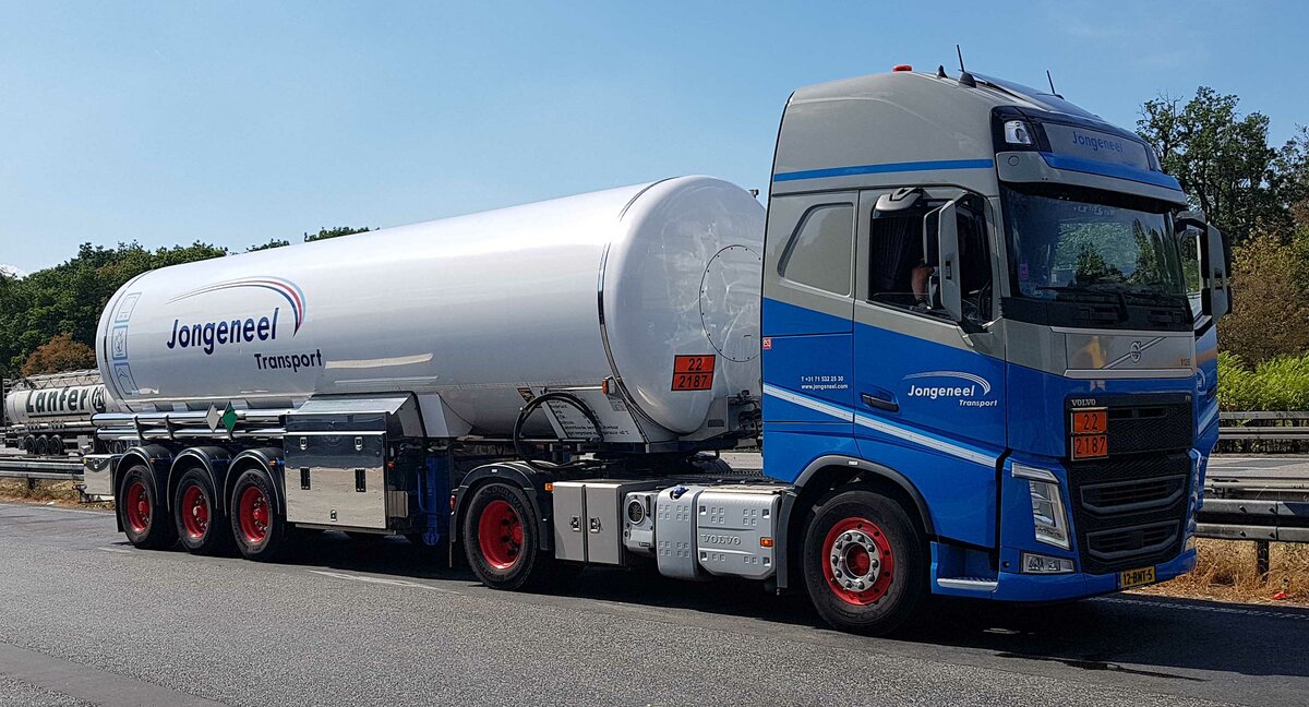 =Volvo FH-Tankzug von JONGENEEL-Transport pausiert an der A 3 im August 2022
