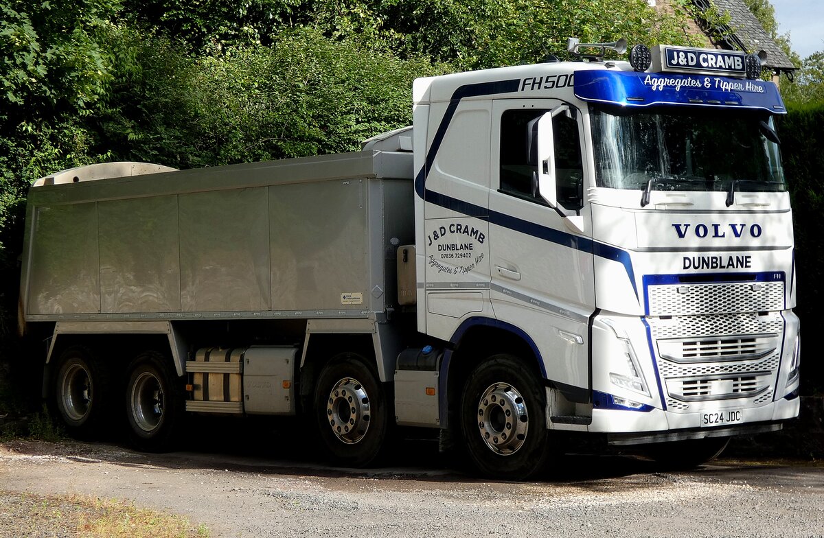 VOLVO-FH500 mit Kipperaufbau in der Schottischen Stadt Dunblane; 260726