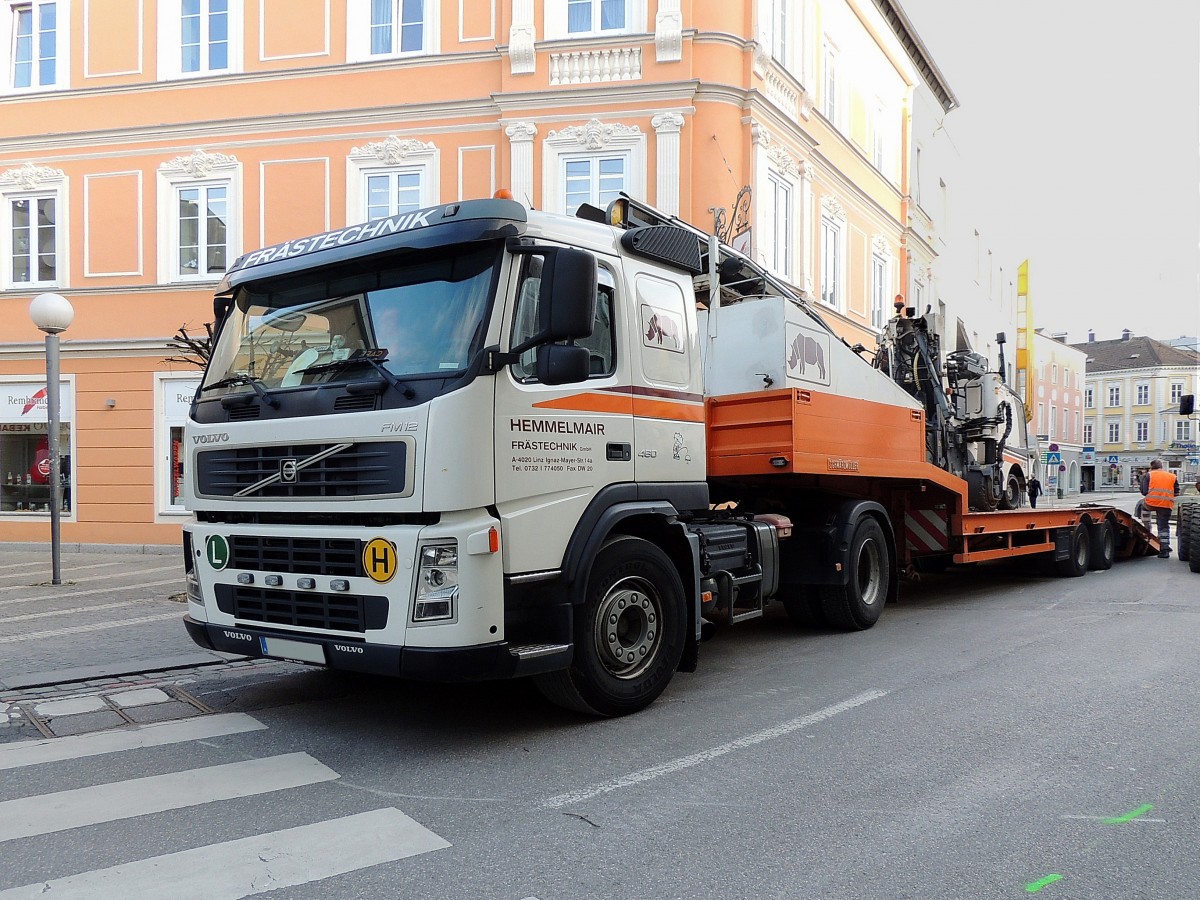 VOLVO FM12-460, hat eine Wirtgen-Kaltfräse zu einer innerstädtischen Straßenbaustelle herangebracht; 140310