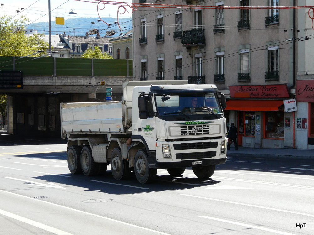 Volvo Kipper unterwegs in der Stadt Genf am 09.09.2013