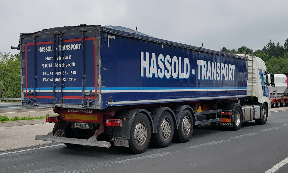 =Volvo-Kippersattelzug von HASSOLD-Transport unterwegs auf der A 7 im Juni 2021