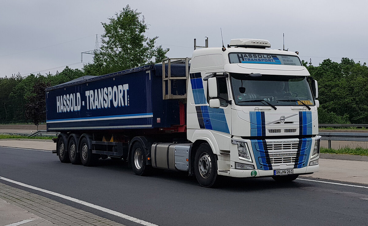 =Volvo-Kippersattelzug von HASSOLD-Transport unterwegs auf der A 7 im Juni 2021