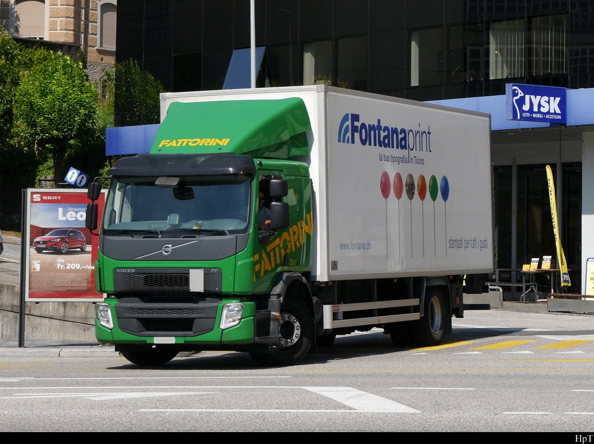 Volvo Kühltransporter unterwegs in der Stadt Locarno am 31.07.2020