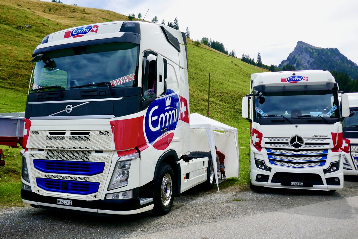 Volvo und MB Actros Zugmaschine von Emmi am 29.8.26 beim Diemtigtaler Truck Treff.