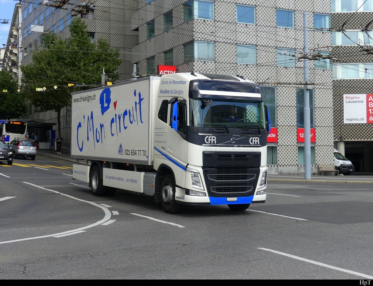 Volvo mit Kasten aufbau unterwegs in Lausanne am 21.09.2021