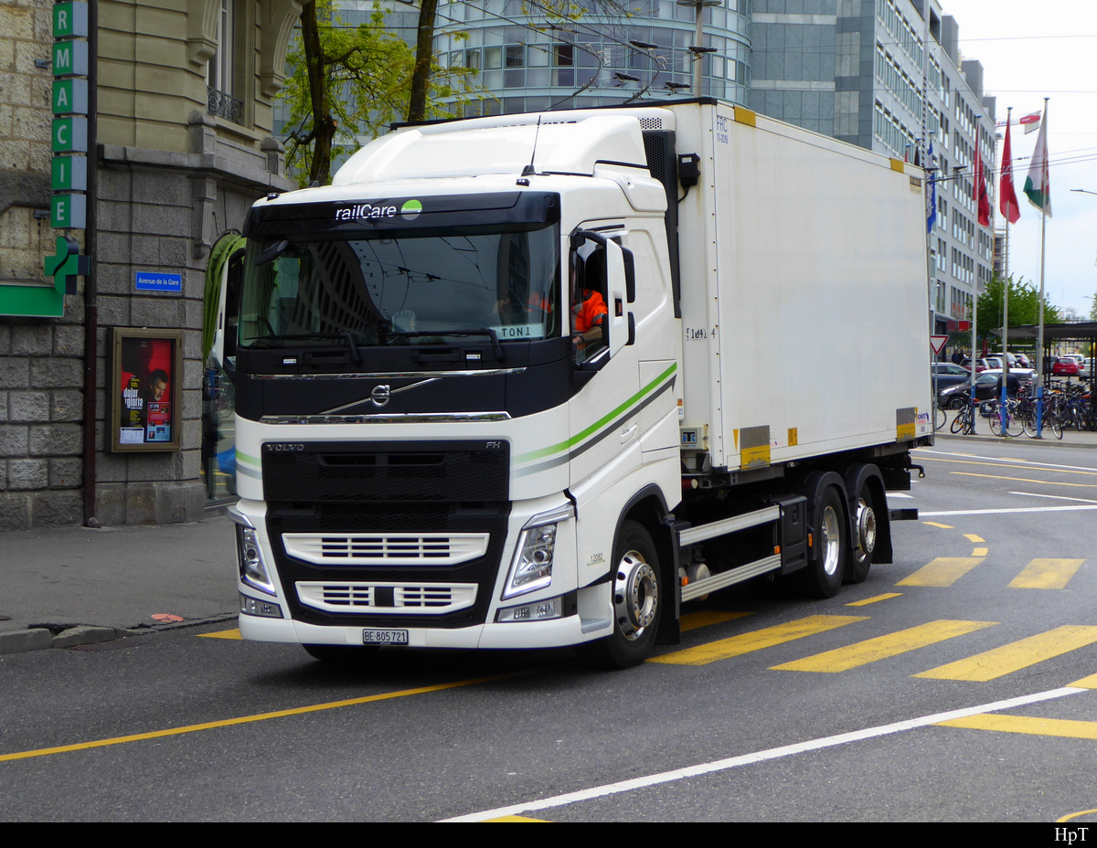Volvo mit Kühlcontainer unterwegs in der Stadt Freiburg am 18.05.2019