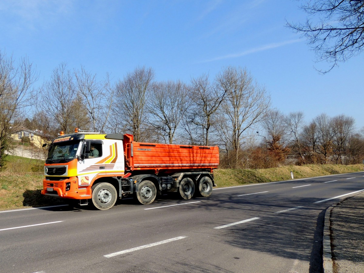 VOLVO mit Meiller-Kipperaufbau eilt mit rasantem Tempo zur nächsten Einsatzstelle; 150324