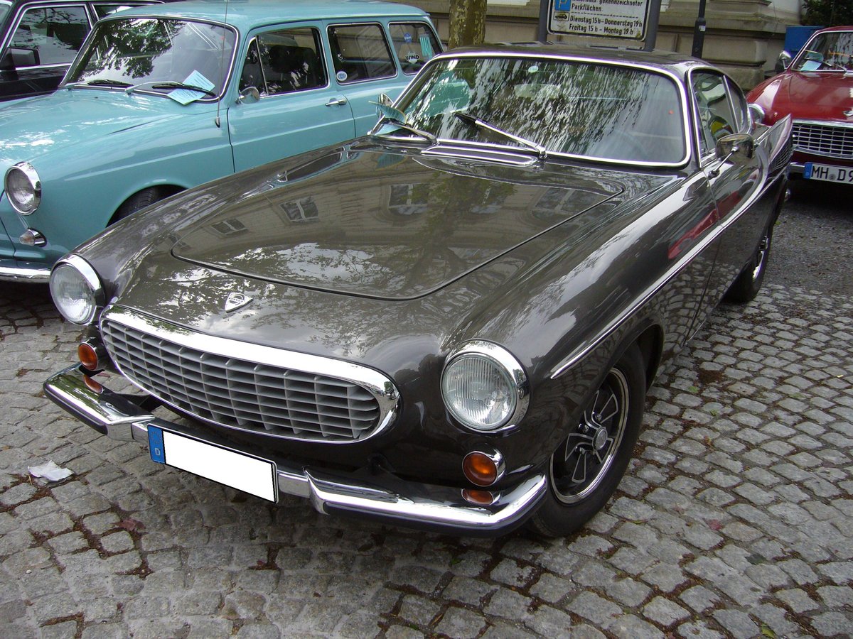 Volvo P 1800 S. 1963 - 1972. Das von Frua gezeichnete Coupe stand bereits ab 1961 bei den Volvo-Händlern. Anfangs wurde der Wagen bei Jensen/GB montiert. Aufgrund von Qualitätsmängeln, wurde die Produktion 1963 ins Werk Lundby/S verlegt. Die hier produzierten Fahrzeuge sind am Buchstaben S in der Typenbezeichnung erkennbar. Von 1961 - 1968 hatte der P 1800 einen 4-Zylinderreihenmotor mit 1.8l Hubraum. Nach den Werksferien 1968 wurde ein 2.0l Motor verbaut.