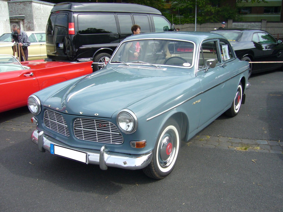 Volvo P120. 1956 - 1970. Hier wurde ein Modell mit dem 4-zylindrigen B18 Motor abgelichtet. Dieses Modell leistet 68 PS aus 1780 cm³ Hubraum und wurde von August 1961 bis Juli 1966 produziert. Oldtimertreffen Krefeld am 24.05.2015.