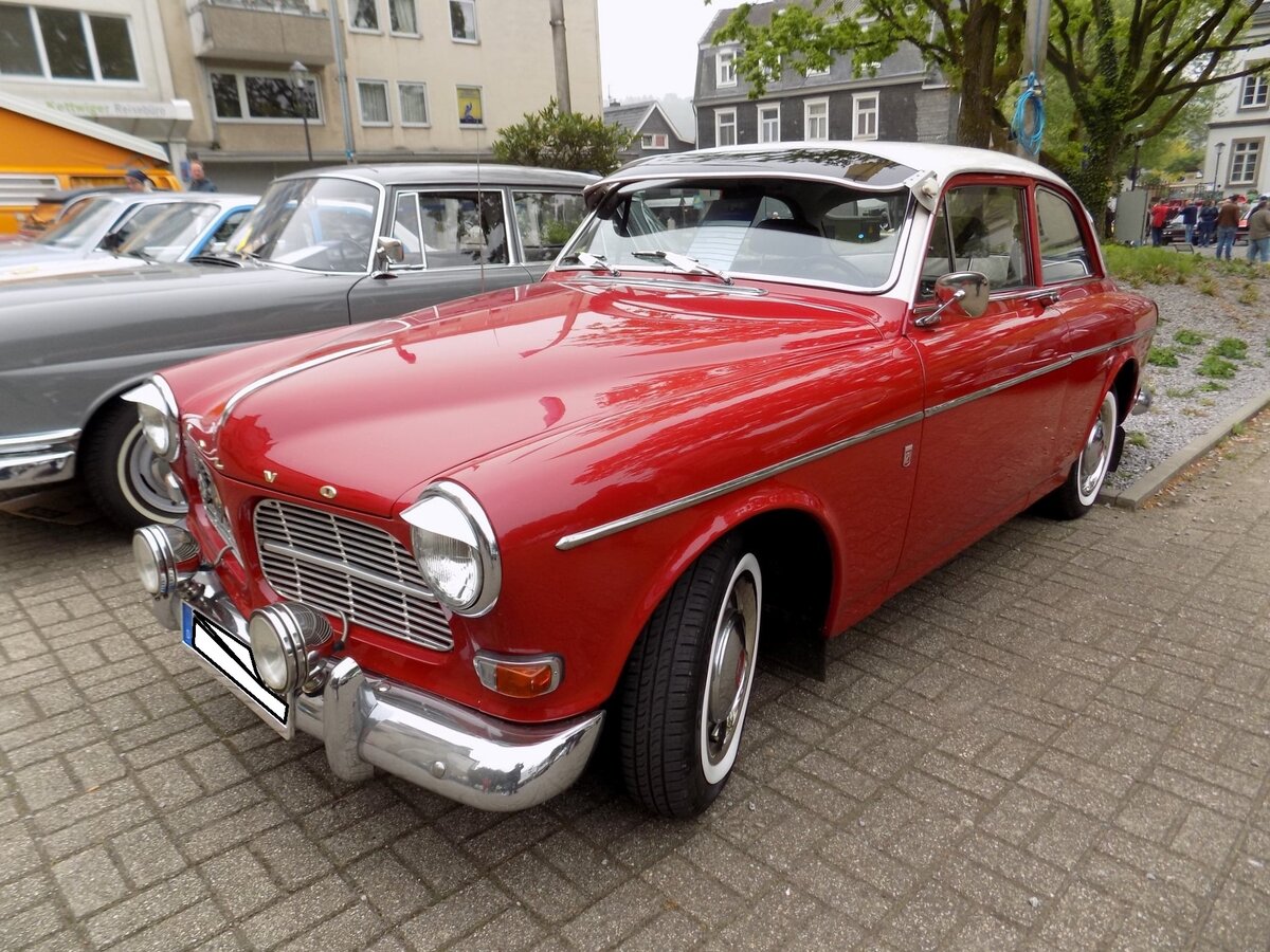 Volvo P120 auch  Amazon  genannt, produziert von 1956 bis 1970. Hier wurde ein Modell P121 aus den Modelljahren 1963/1964/1965 mit dem vierzylindrigen B18 Motor abgelichtet. Bis ins Modelljahr 1964 wurde der  Amazon  noch mit den rot hinterlegten Radkappen ausgeliefert. Dieses Modell hat einen Vierzylinderreihenmotor und leistet 68 PS aus einem Hubraum von 1780 cm³. Oldtimertreffen des AMC Essen-Kettwig am 01.05.2019.