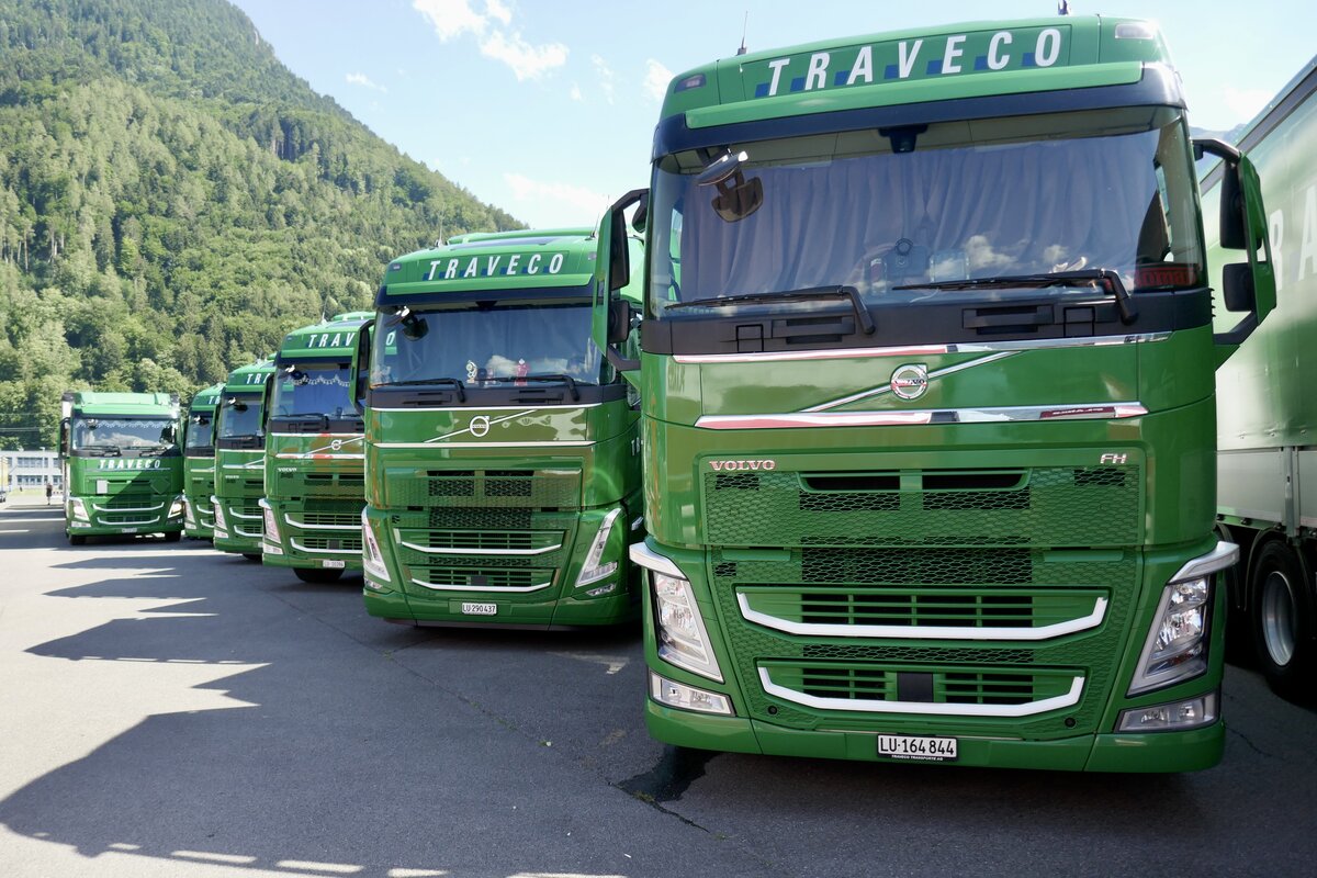 Volvo Pritschen von Taveco am 26.6.22 beim Trucker Festival in Interlaken.