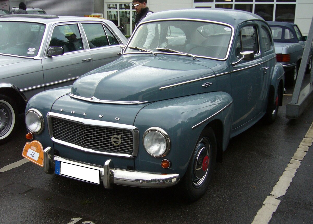 Volvo PV 544, gebaut von 1958 bis 1965. Der PV 544 (PV steht für P erson V agn) glich, in seiner Urform, seinem bereits im Jahr 1947 vorgestellten Vorgänger PV 444. Angetrieben wird dieser sogenannte  Buckelvolvo  aus dem Jahr 1961 von einem Vierzylinderreihenmotor, der aus einem Hubraum von 1584 cm³ und leistet 60 PS. An den Radkappen mit dem roten Volvo-Logo kann man erkennen, dass dieser  Buckelvolvo  vor August 1962 produziert wurde. Danach wurde das Design verändert. 10. Saarner Oldtimer Cup am 27.08.2023 in Mülheim an der Ruhr. 