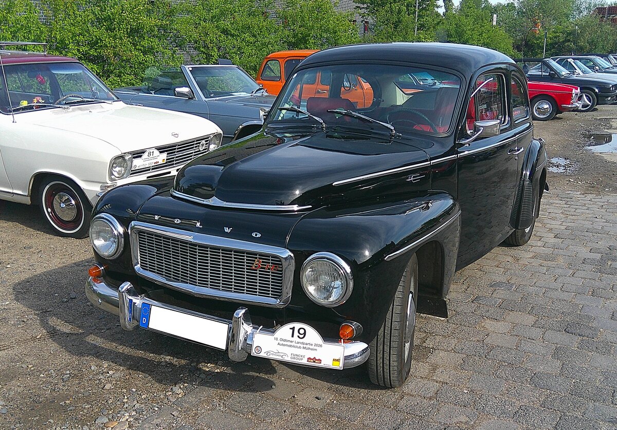 Volvo PV 544, gebaut von 1958 bis 1965. Der PV 544 (PV steht f�r Person Vagn) glich in der Urform sehr, seinem bereits 1947 vorgestellten Vorg�nger. PV 444. Angetrieben wird der sogenannte  Buckelvolvo  vom ber�hmten B18 Motor, einem Vierzylinderreihenmotor, der aus einem Hubraum von 1780 cm� 68 PS leistet. Sammelplatz zur Landpartie des AMC M�lheim/Ruhr am 03.05.2026.