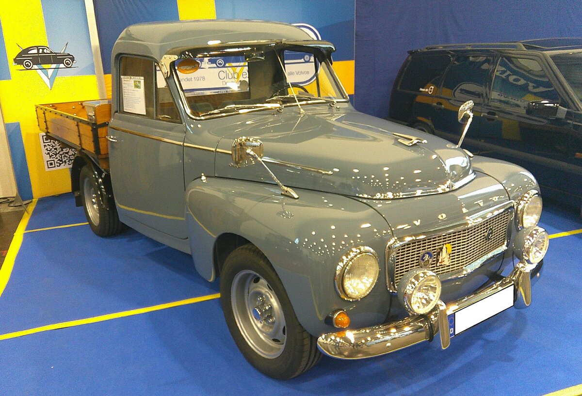 Volvo PV210 Pickup. Dieser Volvo wurde im Jahr 1964 nach Lycksele in Schwedisch-Lappland ausgeliefert. Dort wurde das auto mit einer Abschleppvorrichtung versehen und 16 Jahre als Abschleppwagen eingesetzt. Danach wurde er über 20 Jahre auf einem abgelegenen Bauernhof als Schneepflug eingesetzt. Über die Niederlande fand dieses Auto seinen Weg nach Deutschland. Bei seiner Restaurierung wurde der P210 als Pickup wieder aufgebaut. Der Vierzylinderreihenmotor aus der B18 A Serie hat einen Hubraum von 1778 cm³ und leistet in diesem Fahrzeug 75 PS. Retro Classics in Essen am 09.04.2026.